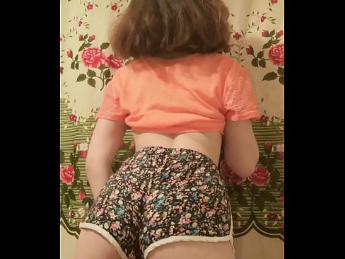 ❤️ Sexet ung babe laver en striptease ved at filme sine shorts på kamera Just porno at da.pornoincest.ru