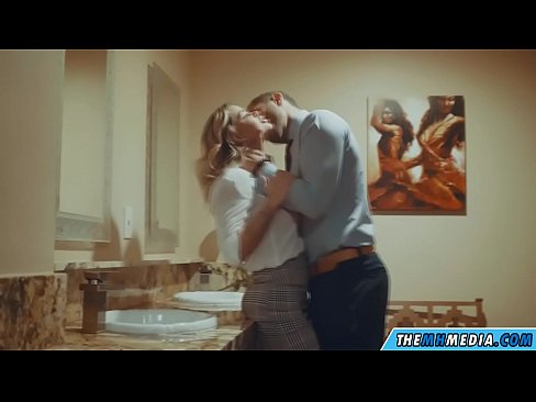 ❤️ Når en barmfagre blondine forfører dig på et offentligt toilet Just porno at da.pornoincest.ru